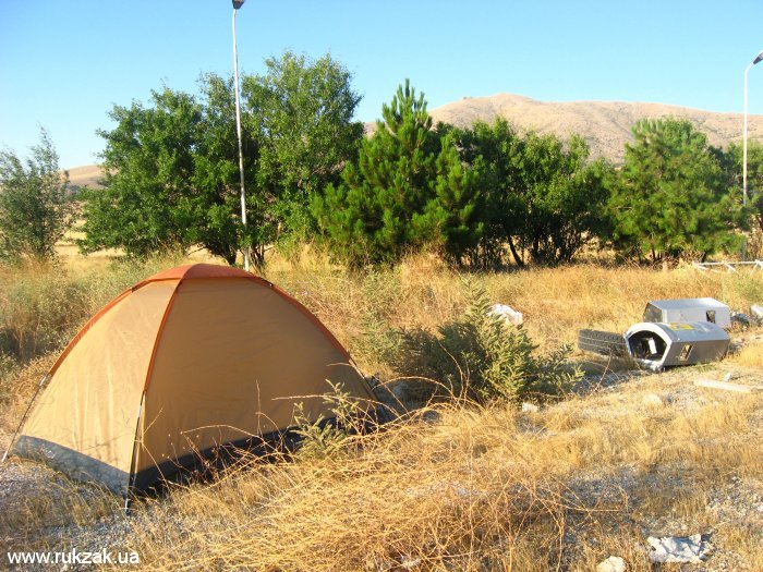 Палатка - место ночёвки на автозаправке