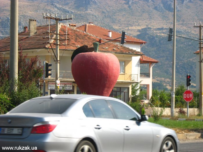 Яблоко на машине