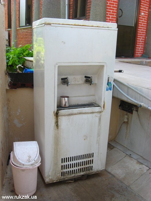 Автомат с бесплатной питьевой водой около мечети в Памуккале