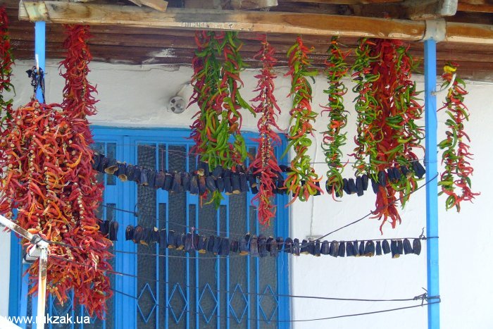 Сушка острого перца - типичная картина на домах жителей Памуккале