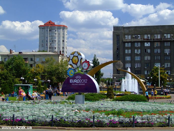 Харьков. Площадь с фонтанами и голубями перед железнодорожным вокзалом. Лето 2011 г.