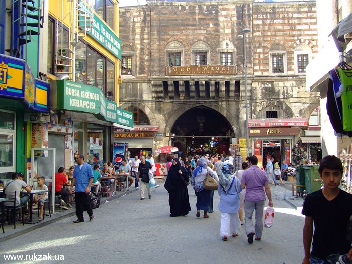 Один из входов в Египетский рынок. Стамбул. Лето 2011
