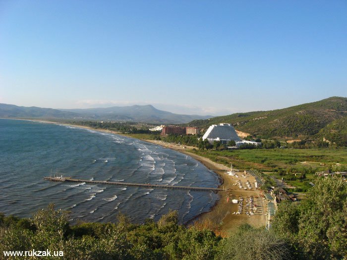 Бухта с отелями на Эгейском море. Турция, лето 2011