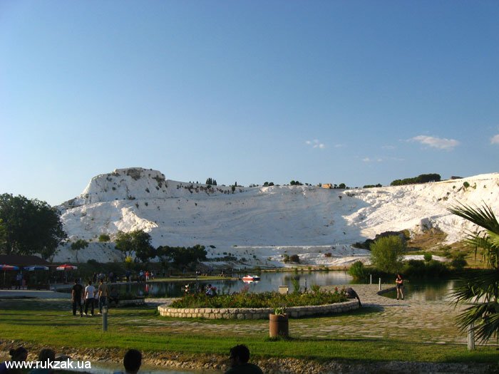 Панорамный вид на гору Памуккале. Турция, лето 2011