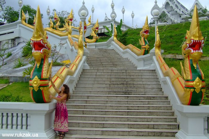 Лестница к храму Wat Kaew. г.Краби, Таиланд