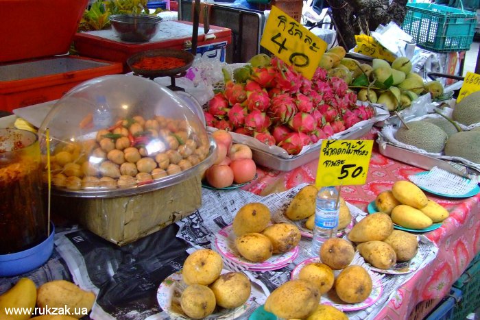 Бангкок. Неведомые фрукты на рынке около Королевского дворца