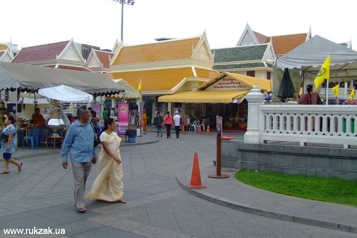 Бангкок. Около индийского храма