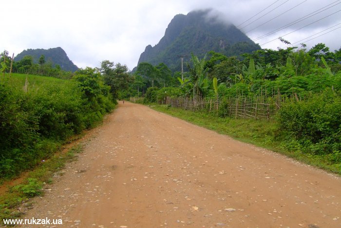 Грунтовая дорога между сёлами в окрестностях Ванг-Вьенга