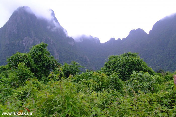 Горы в Ванг-Вьенге - как из фильма Аватар