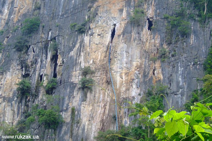 Труднодоступные пещеры в скалах. Лаос, окрестности Ванг-Вьенга