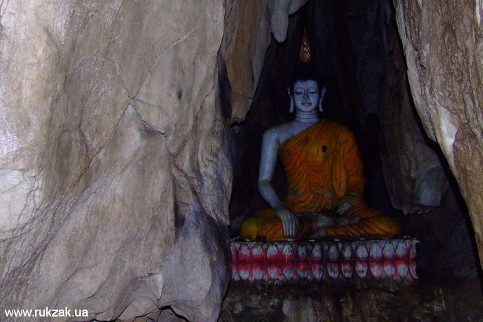 Лаос. Пещера со статуей Будды