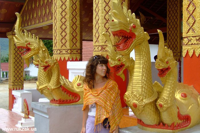 Лаос. Луангпрабанг. Драконы перед храмом