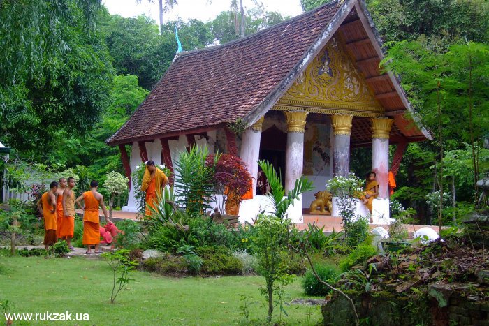 Лаосские монахи за работой