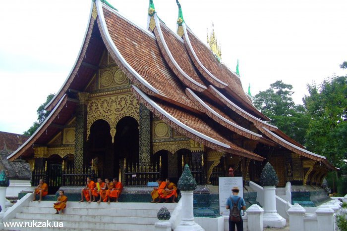Луангпрабанг. Храм с монахами