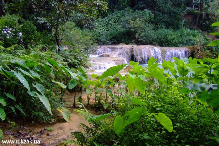 Водопад в джунглях Лаоса
