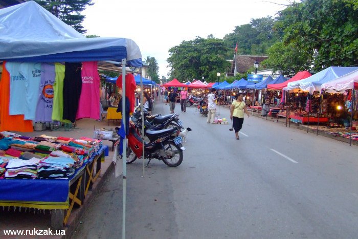 Вечерний рынок в Луангпрабанге
