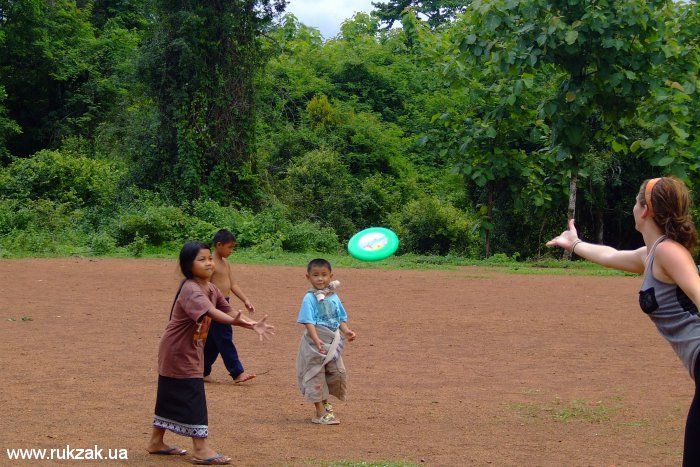 Игра в летающую тарелку с лаосскими детьми