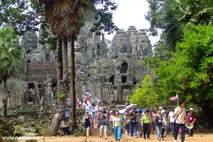 Туристы в Ангкоре. Камбоджа