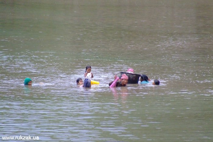 Местные купаются около Ангкор-Ват