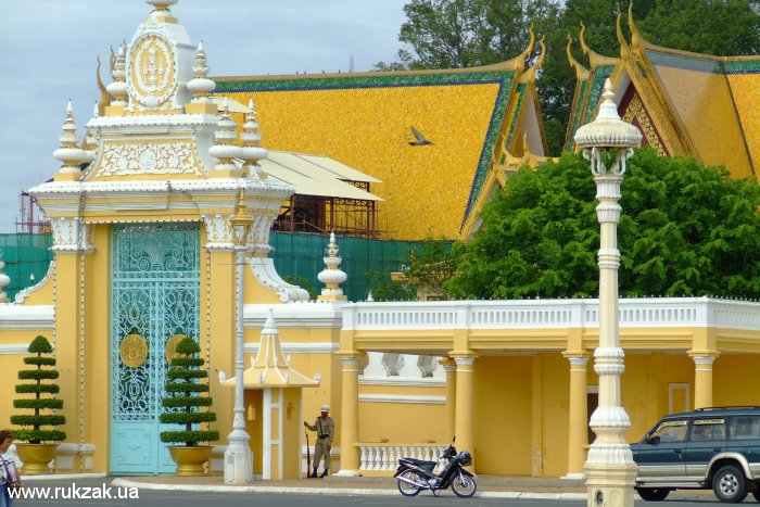 Пномпень, Камбоджа. Похоже на резиденцию монарха