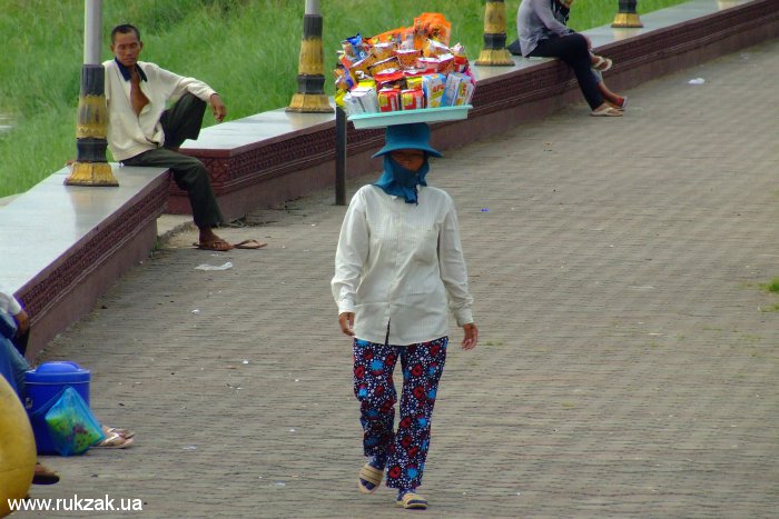 Пномпень - поднос на голове