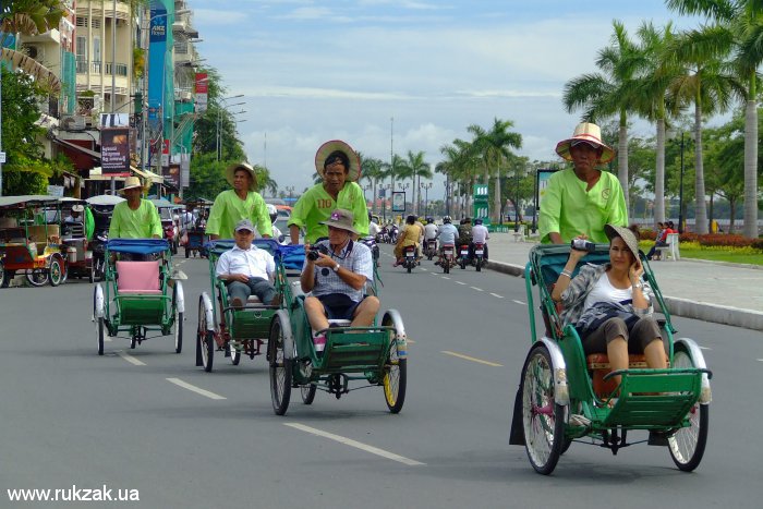 Велорикши на набережной Пномпеня. Камбоджа