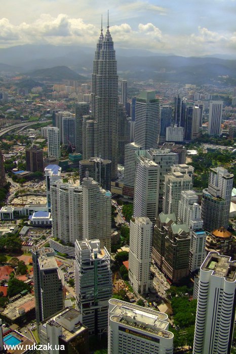 Куала-Лумпур, Малайзия. Вид с башни Менара на Башни Петронас