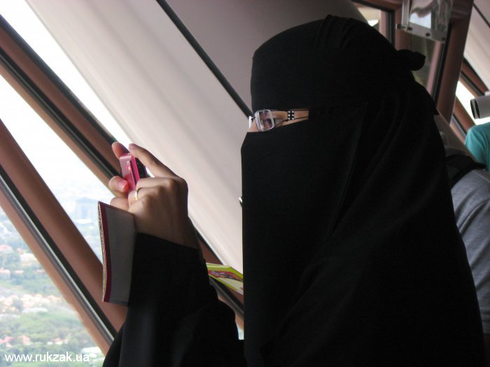 Мусульманка в парандже. Малайзия, г.Куала-Лумпур