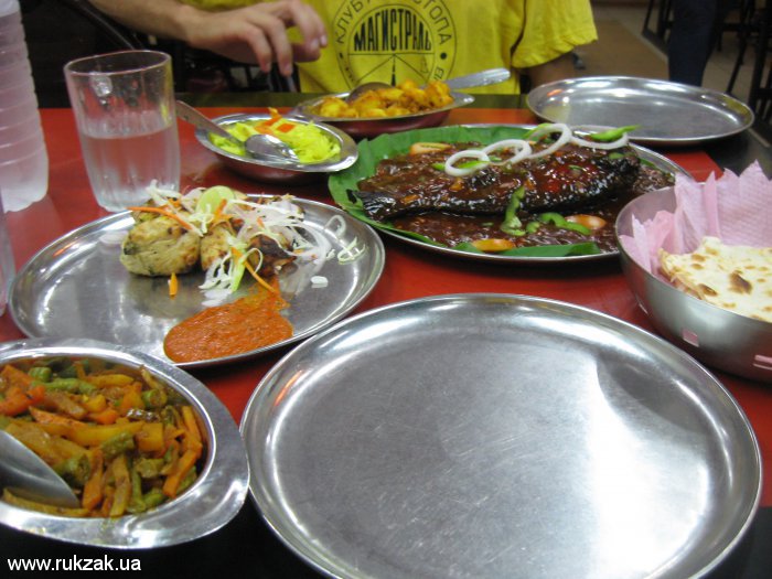Ужин в индийской столовой. Город Ипох, Малайзия
