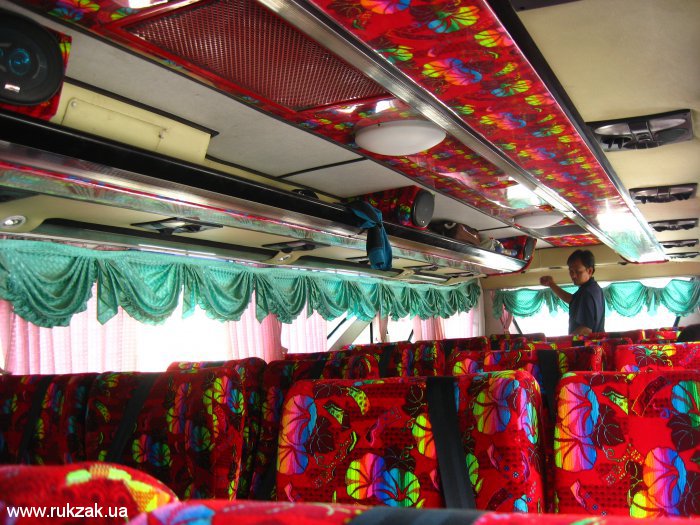 Тайский рейсовый автобус внутри