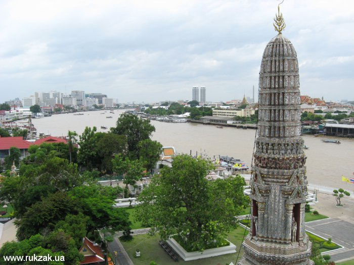 Вид с храма Ват Арун на Бангкок