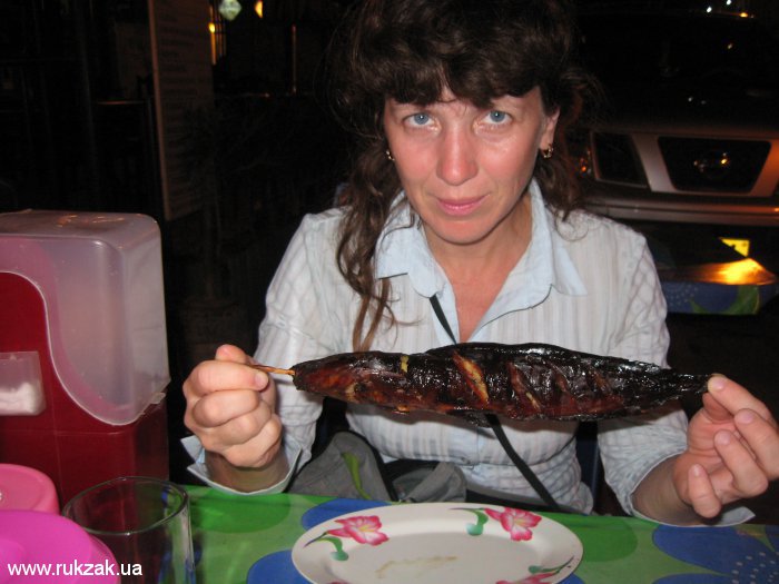 Жаренная рыба с косточками - уличная лаосская еда во Вьентьяне