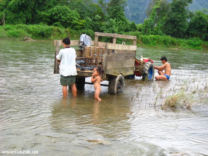 Лаос. Трактор моют в реке