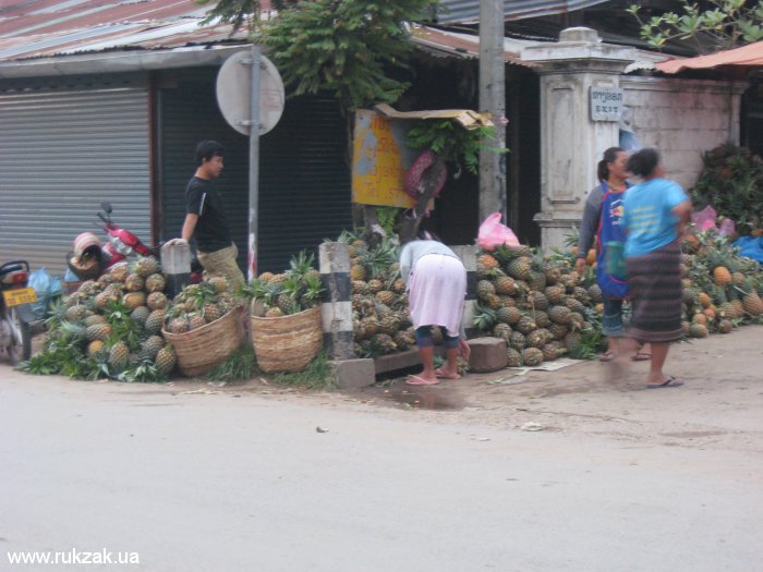 Луангпрабанг. Утренний рынок с ананасами