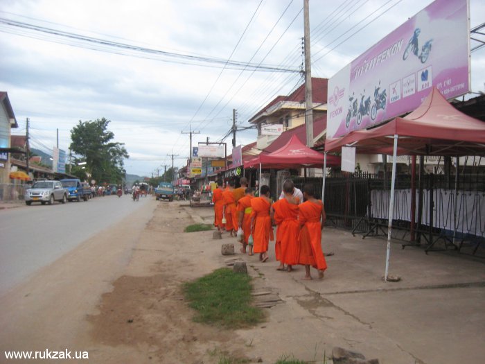 Луангпрабанг. Утренние монахи