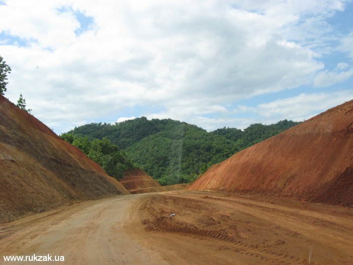 Лаос. Строительство дороги через горы