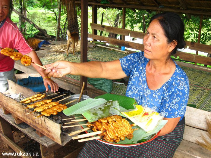 Лаос. Женщина жарит и продаёт сытные жаренные бананы