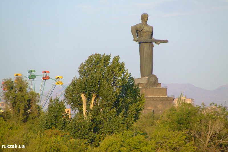 Ереван. В верхней части Каскада