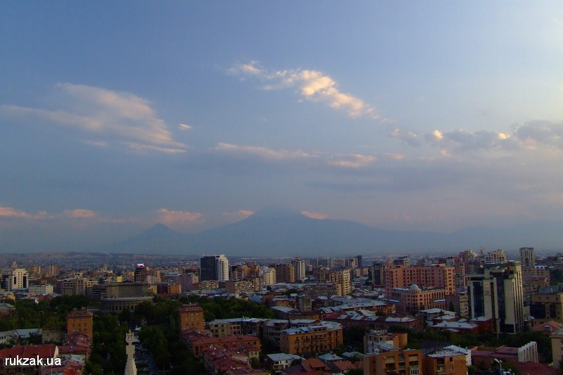 Вид на Ереван и гору Арарат с Каскада