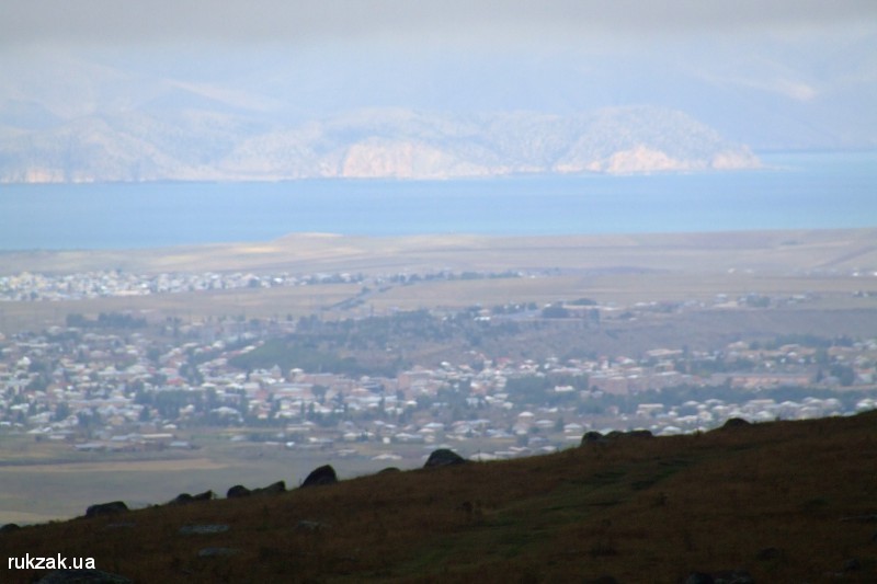 Армения. Вид с Герамского хребта на озеро Севан