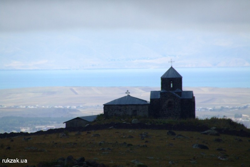 Армения. Вид с Герамского хребта на озеро Севан