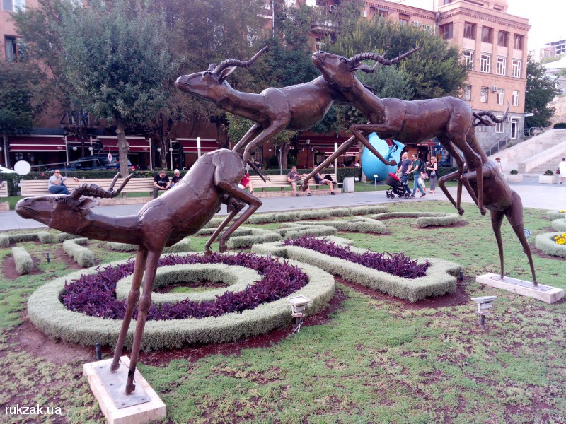 Скульптуры перед Каскадом, Ереван
